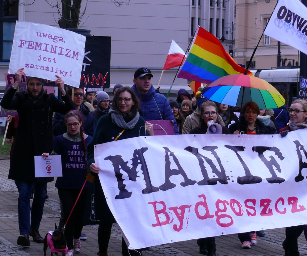 Wywiesił tęczową flagę z orłem podczas bydgoskiej Manify. Sprawie przygląda się prokuratura! [AUDIO]