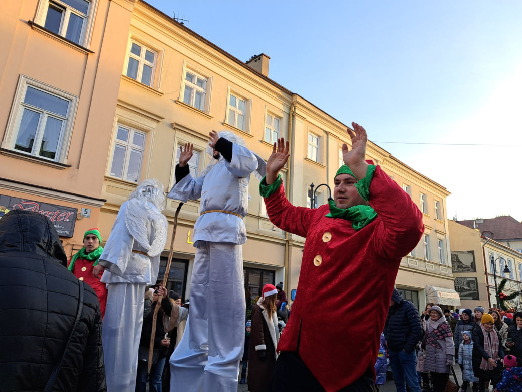 Parada Św. Mikołaja w Rzeszowie. Tłumy dzieci na spotkaniu ze Świętym na Rynku