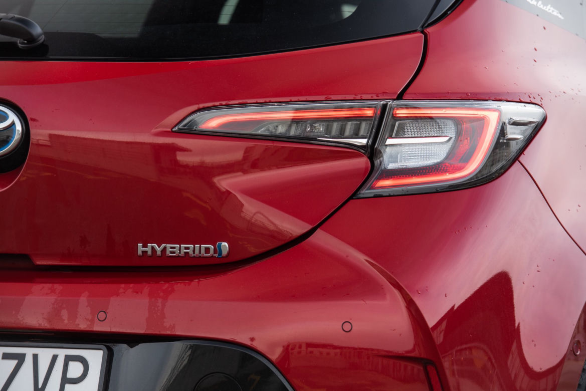 Toyota Corolla 2.0 Hybrid Dynamic Force 184 KM e-CVT vs Mazda 3 Skyactiv-X 180 KM 6MT AWD