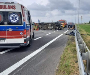 Wypadek na A4. Bus zderzył się z osobówką! W akcji śmigłowiec LPR!
