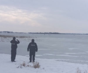 Policjanci do drona przyczepili głośnik. Przemawiają z niego do wędkarzy na lodzie