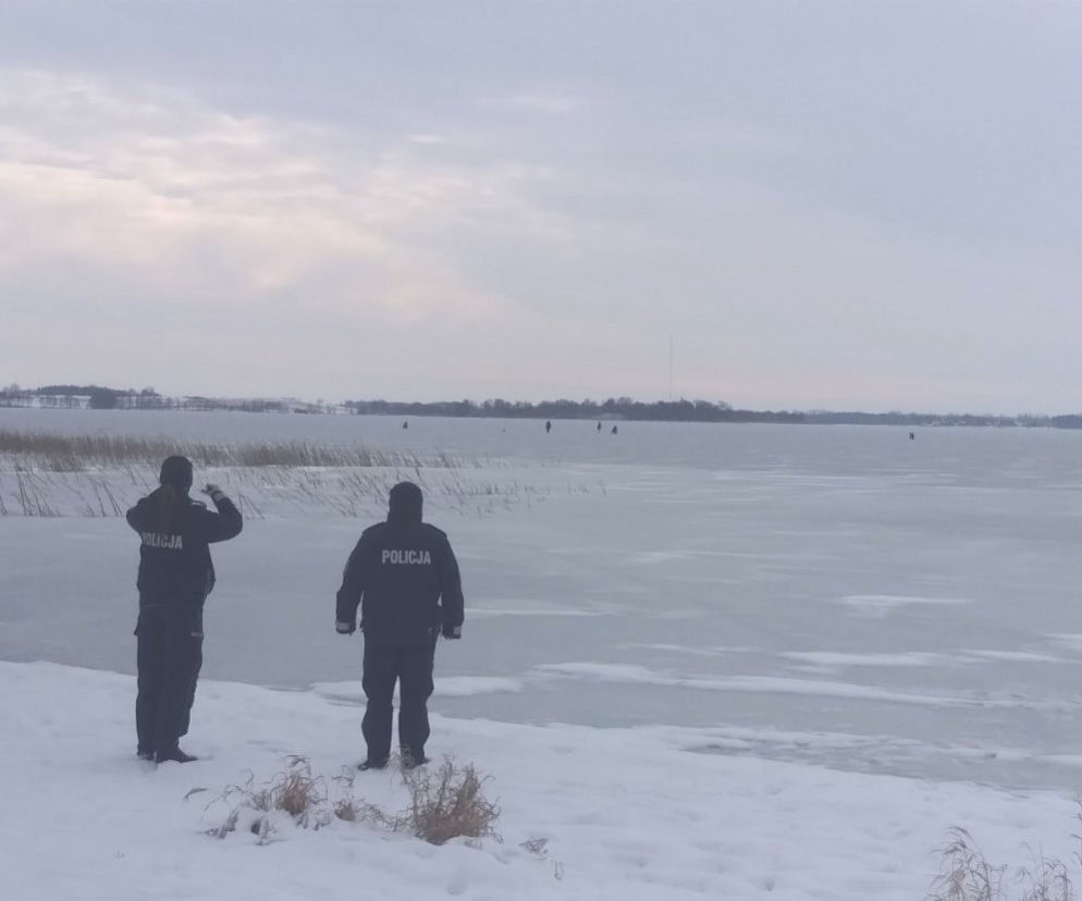 Policjanci do drona przyczepili głośnik. Przemawiają z niego do wędkarzy na lodzie