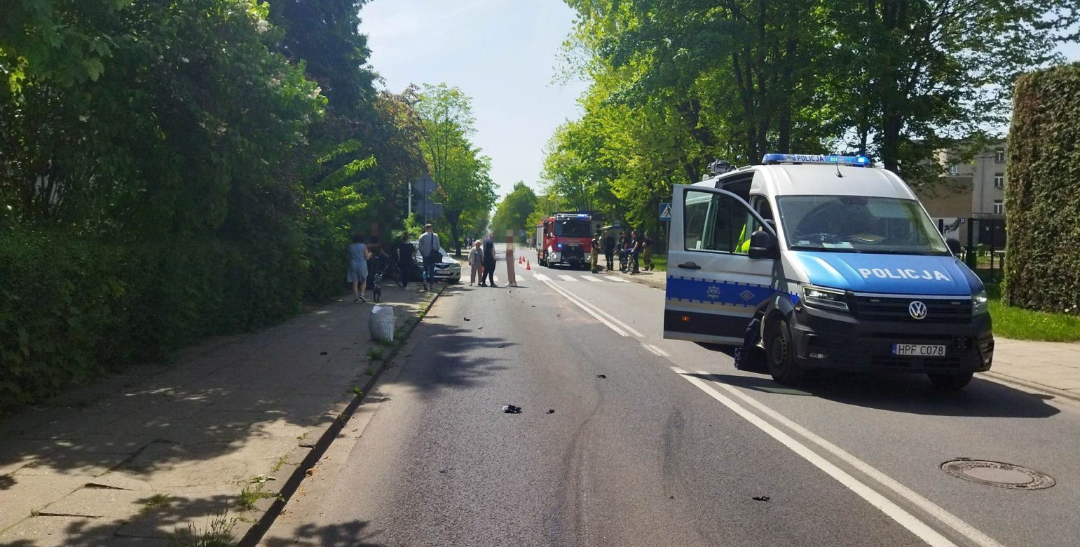 Wypadek ferrari w Piotrkowie Trybunalskim! Superauto rozbite na ul Wyzwolenia [ZDJĘCIA]