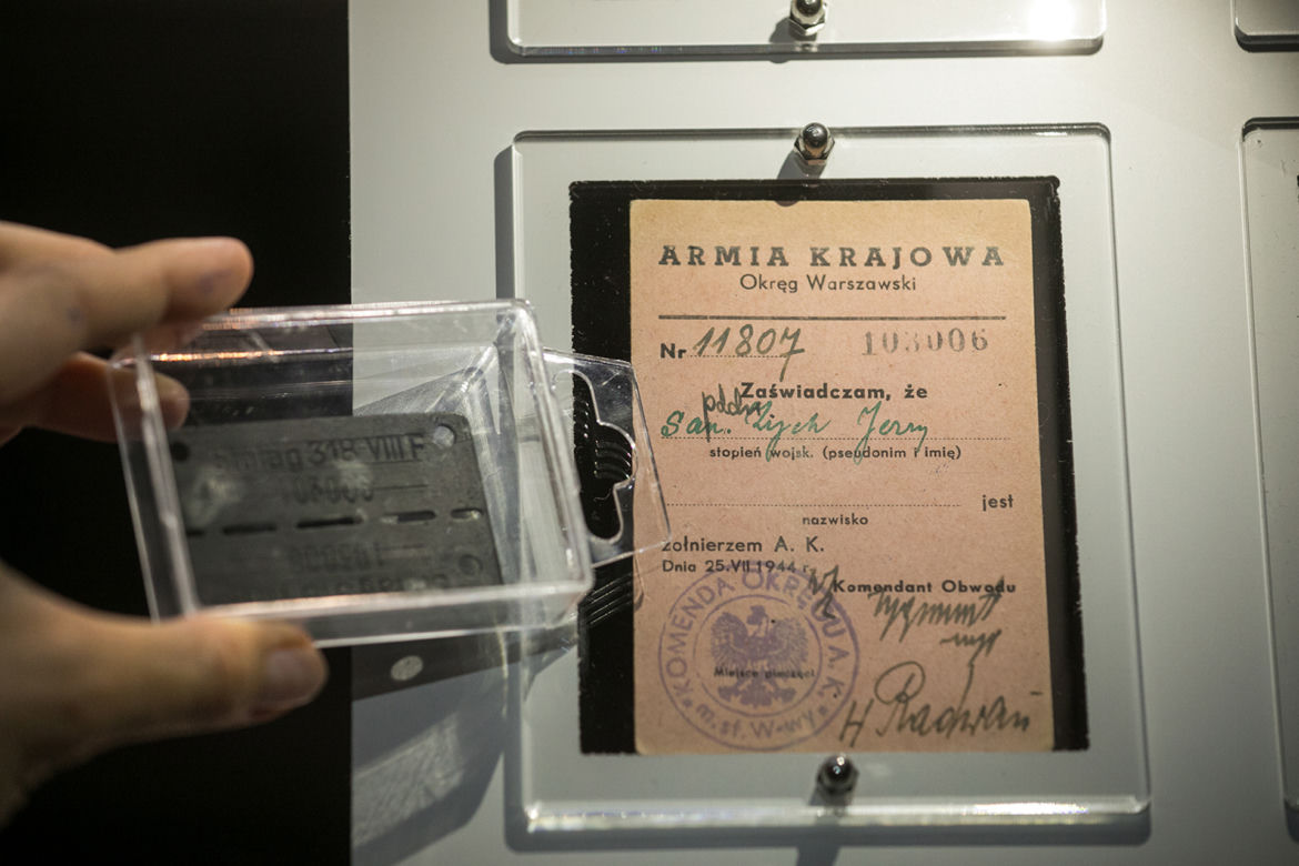 Czy legitymacje przetrwały 75 lat w rękach agentów komunistycznej bezpieki? 