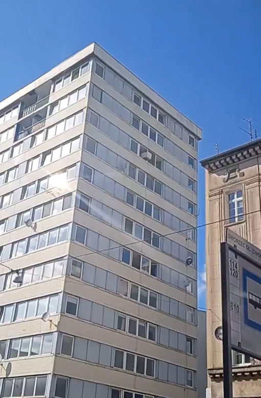 Remont po wrocławsku. Lodówka poleciała z okna wieżowca. Nagranie jest hitem