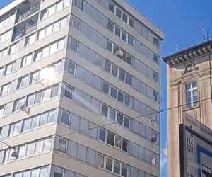 Remont po wrocławsku. Lodówka poleciała z okna wieżowca. Nagranie jest hitem