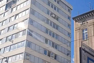 Remont po wrocławsku. Lodówka poleciała z okna wieżowca. Nagranie jest hitem