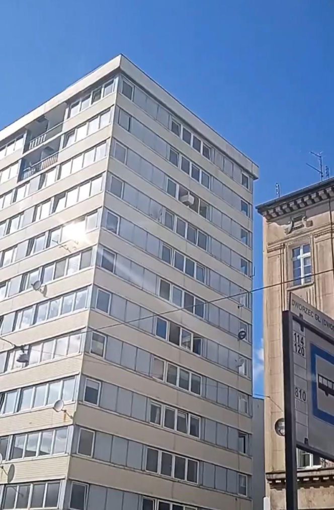 Remont po wrocławsku. Lodówka poleciała z okna wieżowca. Nagranie jest hitem