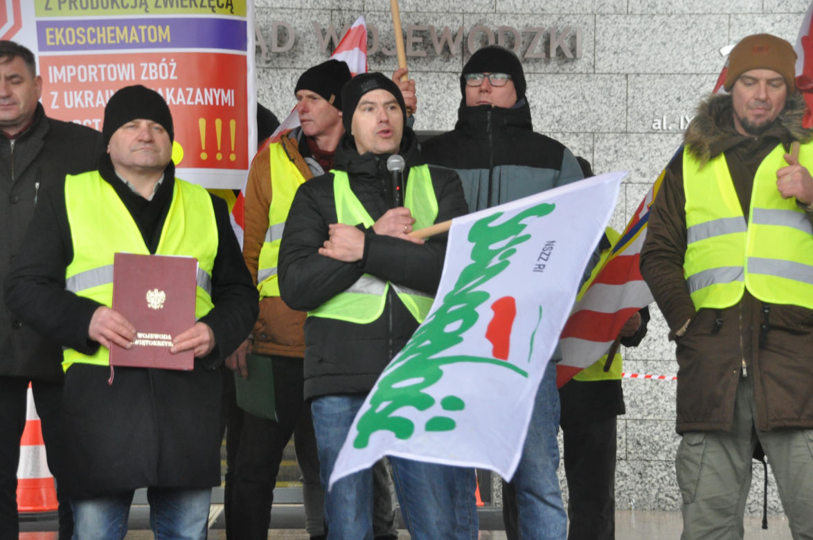 Protest rolników przed Urzędem Wojewódzkim w Kielcach