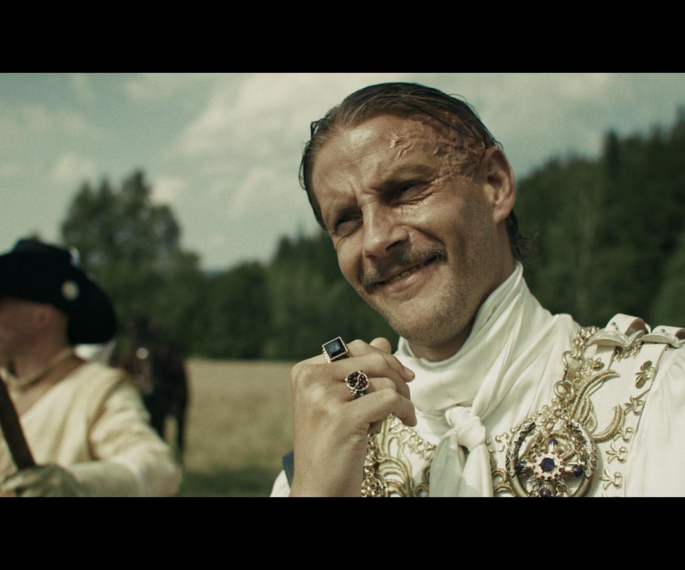 Dziki Sebastian Fabijański zachwyca i przeraża