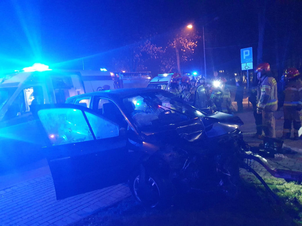 Tarnów. 75-latek wjechał samochodem w komisariat policji. Dwie osoby w szpitalu