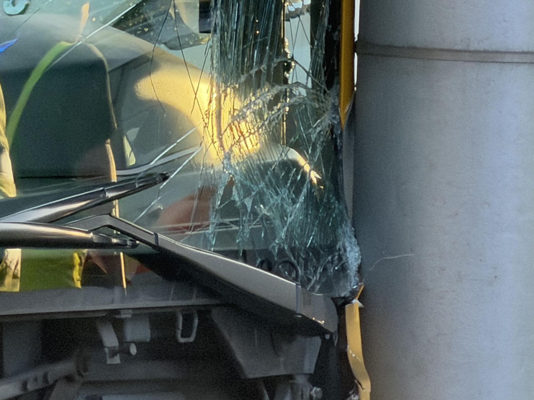 Miejski autobus uderzył w słup. Półtoraroczne dziecko trafiło do szpitala