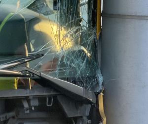 Półtoraroczny chłopiec ranny po wypadku autobusu który uderzył w słup