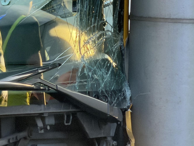 Miejski autobus uderzył w słup. Półtoraroczne dziecko trafiło do szpitala