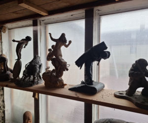 Surrealistyczne rzeźby zdobią ogród. Budzą niepokój i ciekawość