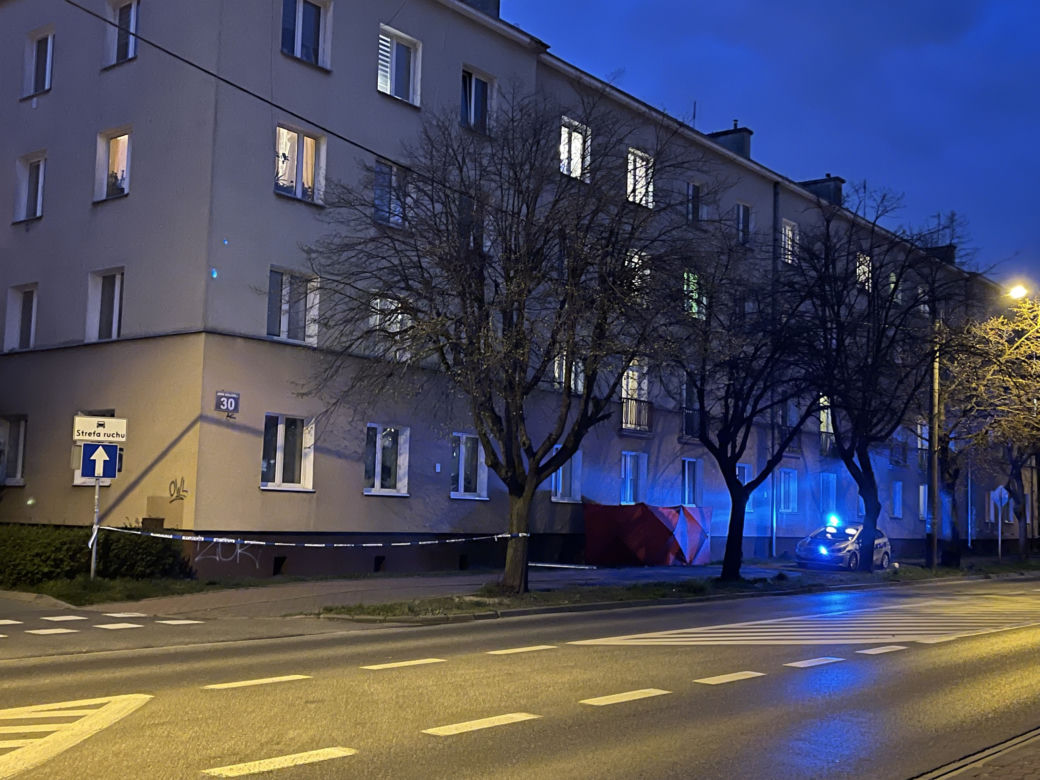 Makabra w Pruszkowie. 82-latek runął z pierwszego piętra. Nie żyje