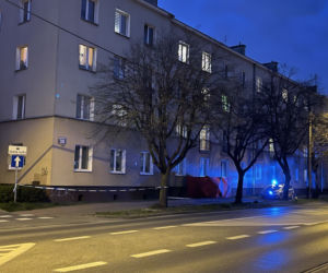 Makabra w Pruszkowie. 82-latek runął z pierwszego piętra. Nie żyje