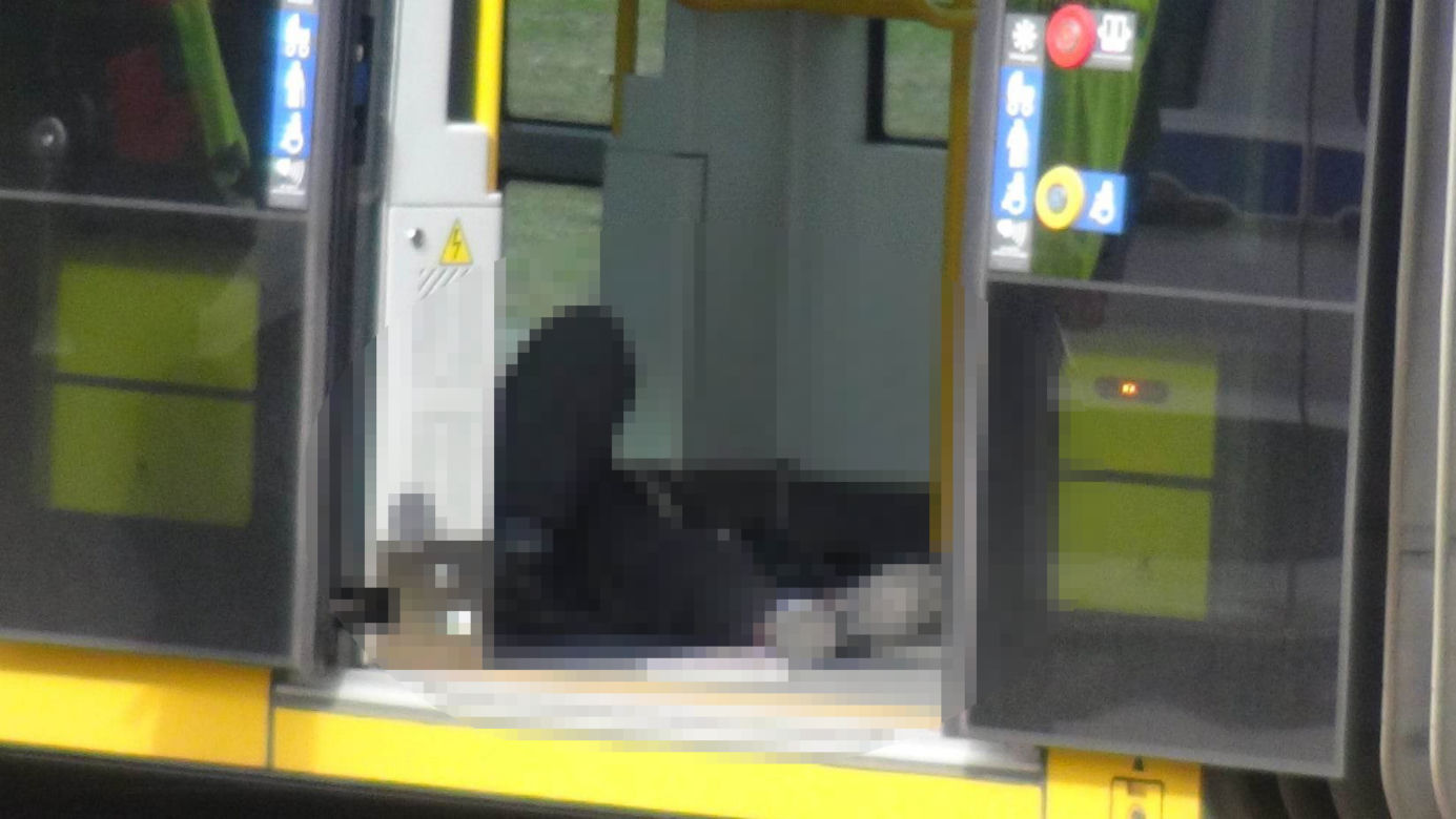 Zalana krwią pasażerka tramwaju. Makabryczny wypadek na warszawskiej Białołęce