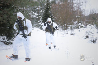 Mimo mrozu i śniegu ćwiczyli w terenie. Intensywne szkolenia żołnierzy WOT