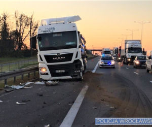 Wypadek ciężarówki-lawety na AOW