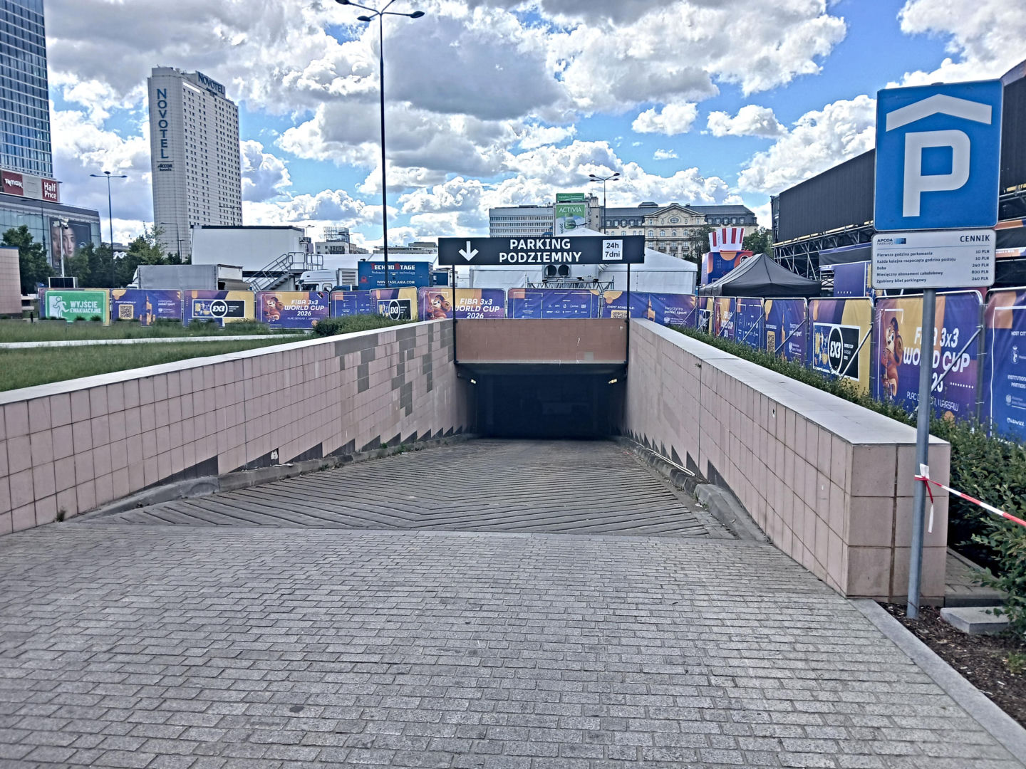 Parking podziemny pod Placem Defilad w Warszawie