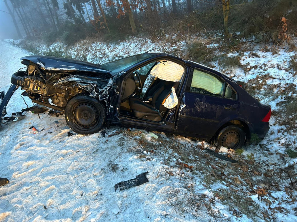 Czołowe zderzenie w powiecie kościańskim. Dwie osoby w szpitalu