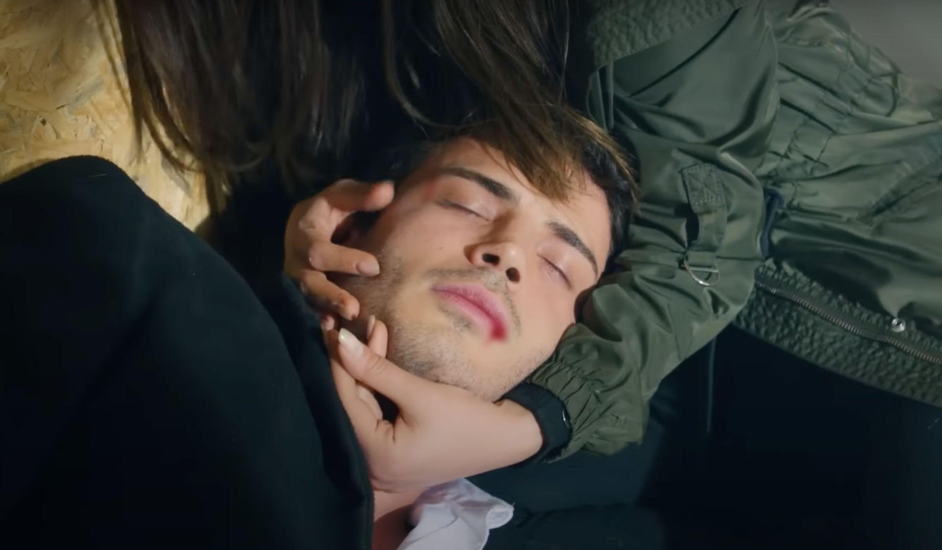 Ege odnajdzie Zeynep, ale porywacz Ragip dźgnie go nożem i zabije. Ukochany skona w ramionach zrozpaczonej Zeynep.