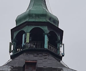 Alpinista na wieży kościoła w Białogardzie