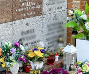 Rok temu zmarł syn Lecha Wałęsy - tak wygląda jego grób