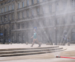 W Warszawie stanęły kurtyny wodne. Warszawiacy walczą z upałem
