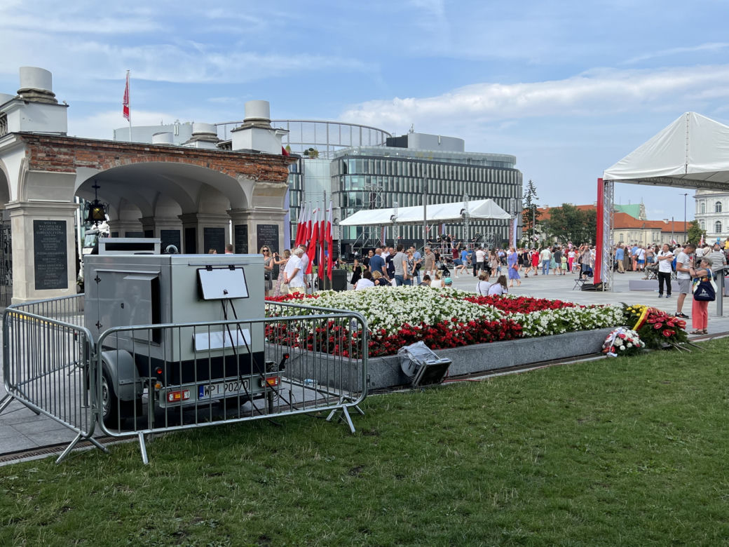 Wieniec od prezydenta Rafała Trzaskowskiego leży pod klombem. Co się stało przy Grobie Nieznanego Żołnierza?