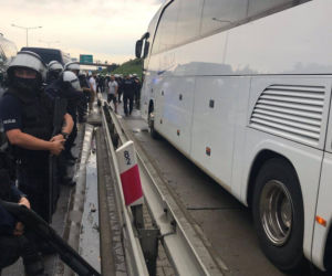 To miał być NAJAZD KIBOLI DINAMA na Warszawę? Policjanci zatrzymali trzy autokary!