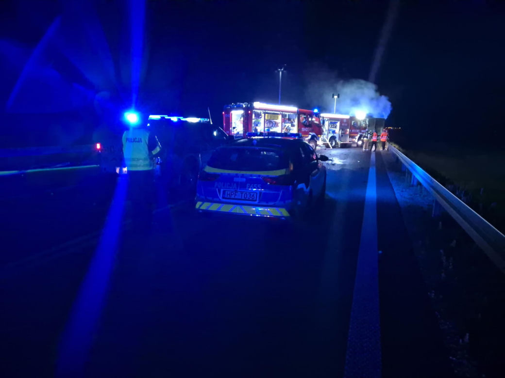 Śmiertelny wypadek na DK 74 pod Wieluniem. Kierowca mazdy zderzył się z tirem i spłonął [ZDJĘCIA].