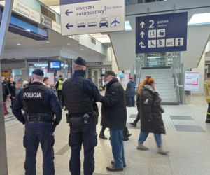 Patrole policji na dworcu w Krakowie