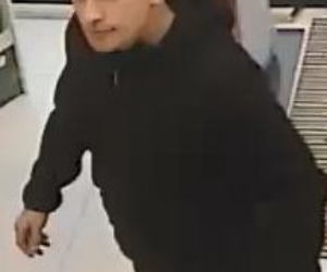Okradał drogerię niedaleko Torunia. Rozpoznajesz tego mężczyznę?