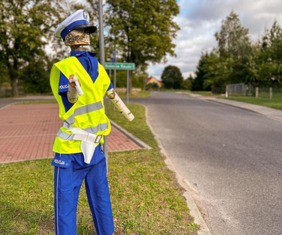Policjant "drewniak" pilnuje porządku przy drodze na Mazurach. Sprawa trafiła na policję