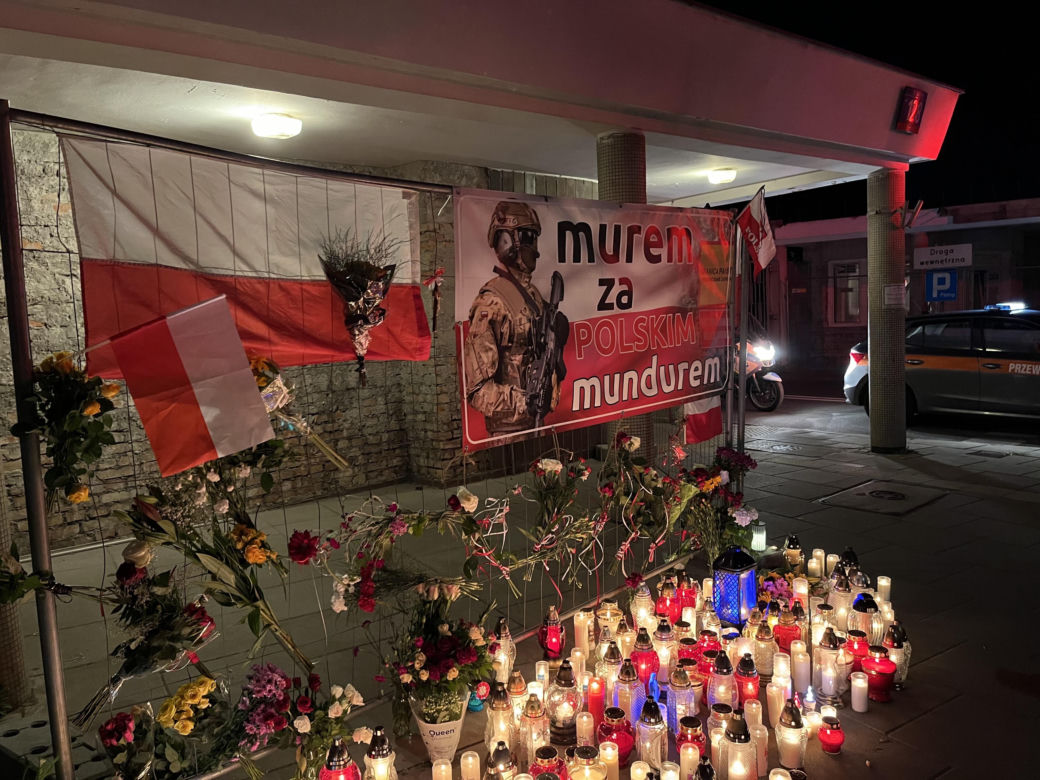 Mieszkańcy Warszawy oddają cześć polskiemu żołnierzowi, który zmarł po ataku na granicy z Białorusią 