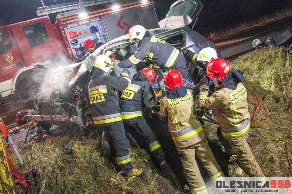 Toyota zderzyła się czołowo z ciężarówką