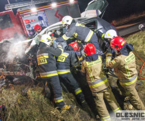 Toyota zderzyła się czołowo z ciężarówką