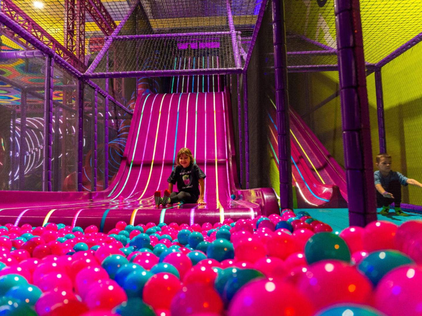 Start wakacji i otwarcie nowej strefy atrakcji w GOjump MEGApark Mateczny - 27 czerwca!