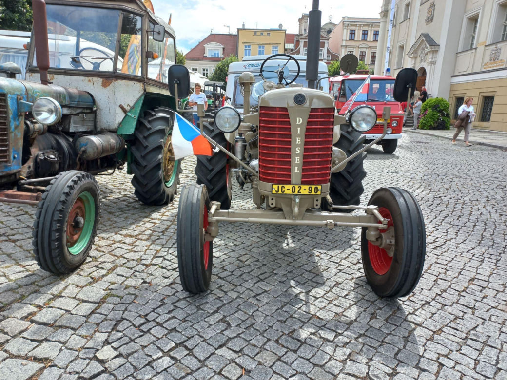 ​Zabytkowe traktory na rynku w Lesznie. Przedsmak festiwalu w Wilkowicach