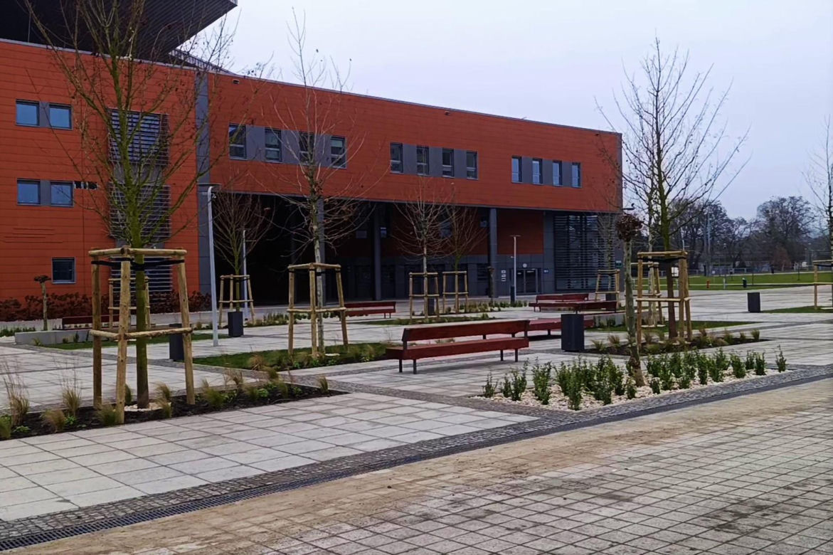 Plac przed Netto Areną po przebudowie