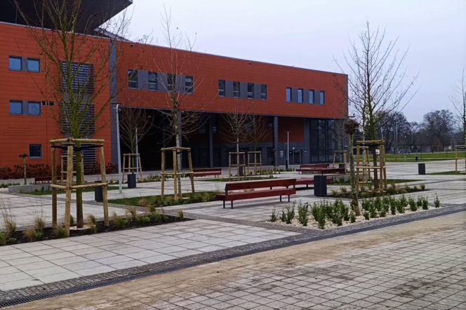 Plac przed Netto Areną po przebudowie