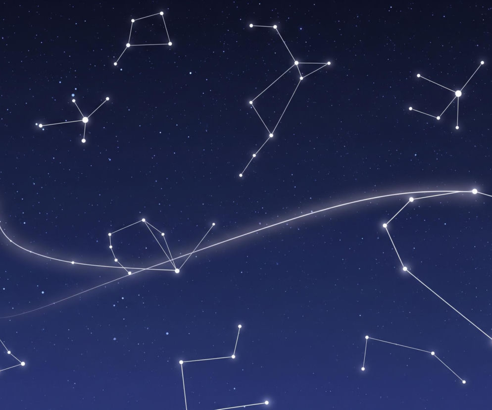 Ciemne, granatowe niebo usiane licznymi, drobnymi, białymi punktami imitującymi gwiazdy. Na tle tego nocnego firmamentu widoczne są stylizowane, białe konstelacje, składające się z większych, jaśniejszych białych punktów połączonych cienkimi, białymi liniami. Niektóre z tych linii przecinają się, tworząc złożone kształty geometryczne, a przez środek obrazu, od lewej do prawej, biegnie szeroka, zakrzywiona, jasno świecąca biała smuga.