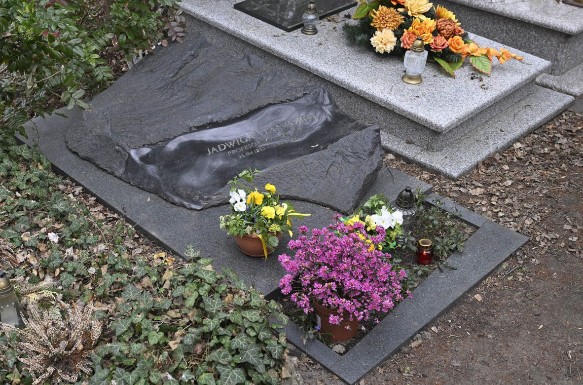 Tak wygląda grób prof. Jadwigi Staniszkis dwa lata po śmierci