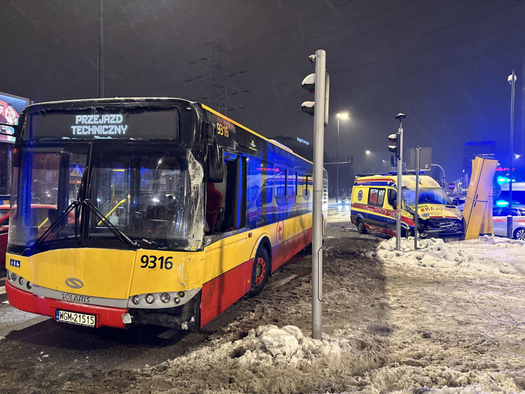 Karetka huknęła w autobus, a później w fotoradar. Dwie osoby w szpitalu, w tym dziecko