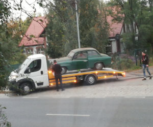 Podjechali pod garaż lawetą i ukradli samochód! Szuka ich policja z Torunia