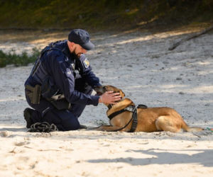 Nowy „funkcjonariusz” na czterech łapach zasilił szeregi policji w Lęborku
