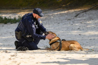 Nowy „funkcjonariusz” na czterech łapach zasilił szeregi policji w Lęborku