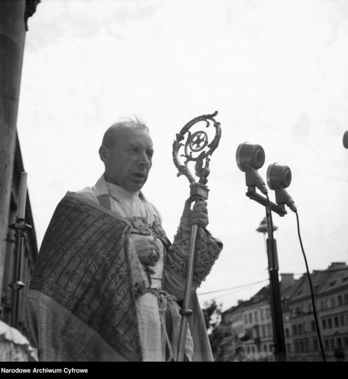 Uroczystość Bożego Ciała w Warszawie celebrowana przez Prymasa Polski kardynała Stefana Wyszyńskiego - 1957 rok